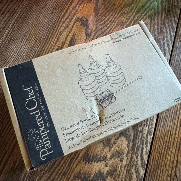 The Pampered Chef Decorating Kit with Tips - Picture 2 of 3